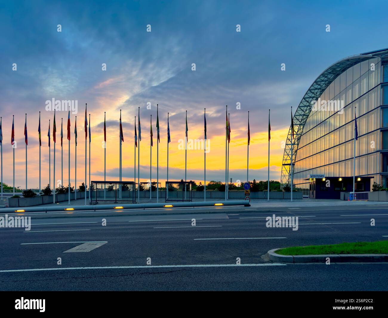 Bandiere internazionali di fronte alla Banca europea per gli investimenti, Boulevard Konrad Adenauer, Kirchberg-Plateau, Lussemburgo, Europa Foto Stock
