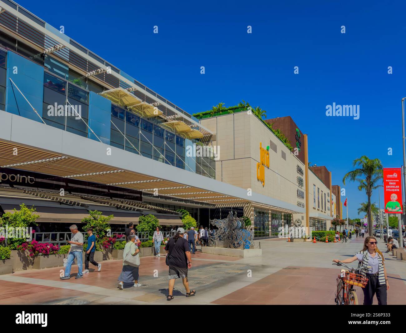 Il centro commerciale TerraCity di Muratpasa impressiona con la sua architettura moderna e i marchi internazionali, Antalya, Turchia Foto Stock