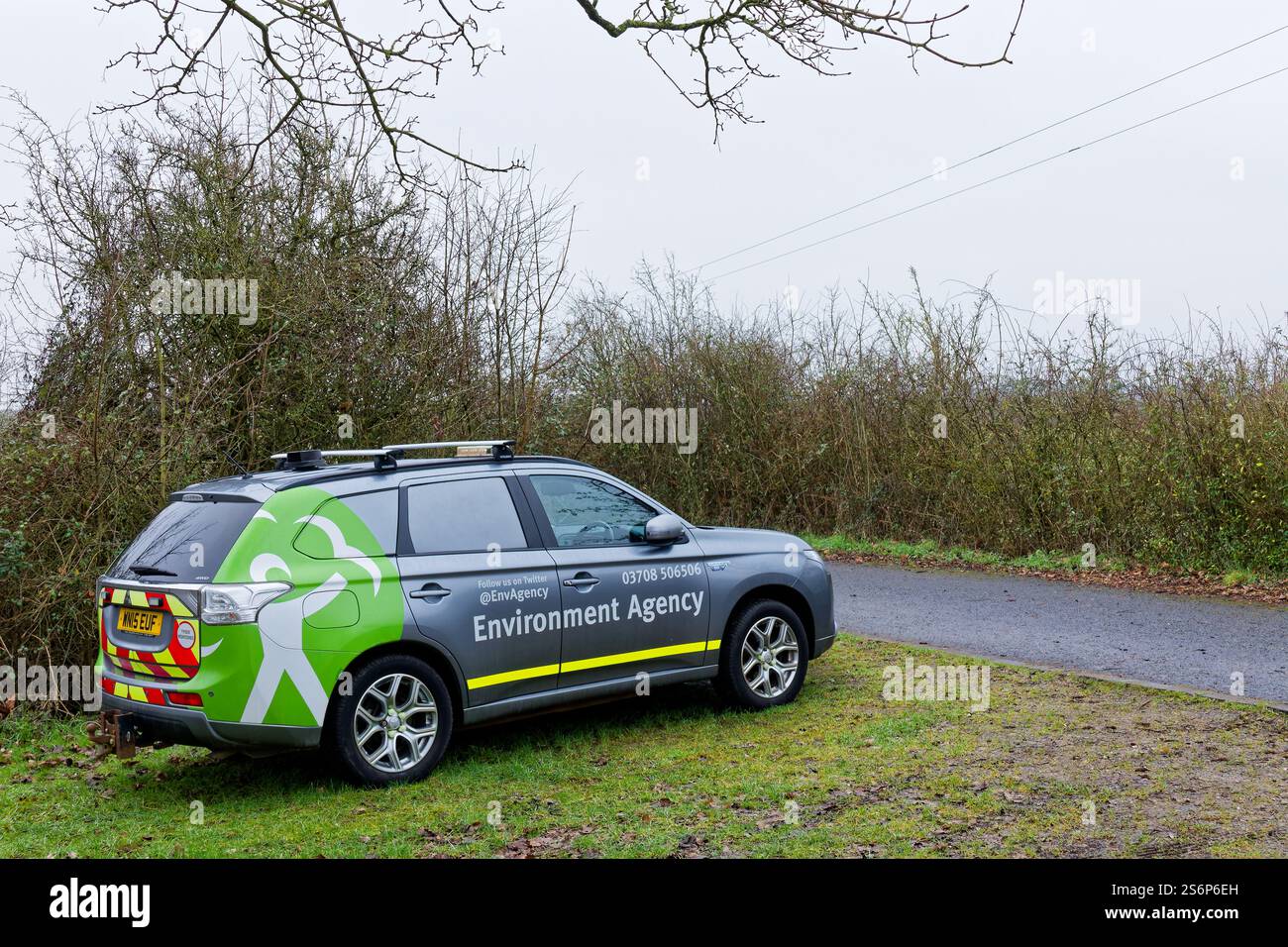 SUV ibrido a marchio Environmental Agency parcheggiato in un'area erbosa riservata al personale di Radcot Lock, Radcot, Faringdon, Oxfordshire, Inghilterra Foto Stock