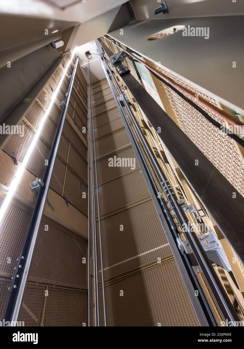 Ricostruzione dell'albero dell'elevatore con funi e luci a LED, immagine verticale Foto Stock