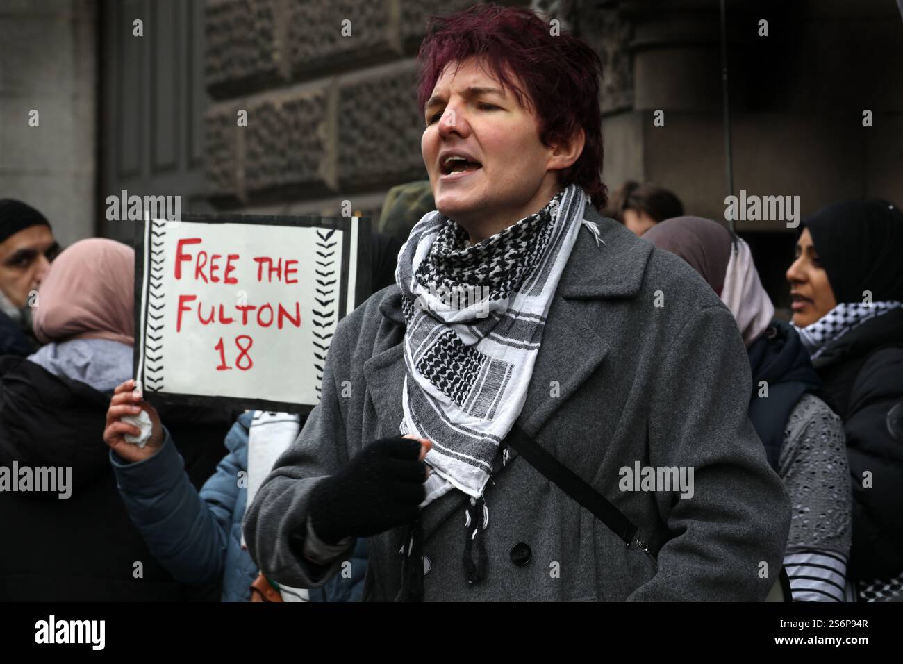 Londra, Inghilterra, Regno Unito. 17 gennaio 2025. Un sostenitore ha un cartello con scritto "Free the Filton 18" fuori dall'Old Bailey. I manifestanti stanno fuori dall'Old Bailey chiedendo giustizia per la Filton 18. Diciotto attivisti sono attualmente detenuti in custodia cautelare a seguito di un'azione palestinese presso la sede di Filton di Elbit System a Bristol nell'agosto 2024. (Credit Image: © Martin Pope/ZUMA Press Wire) SOLO PER USO EDITORIALE! Non per USO commerciale! Foto Stock