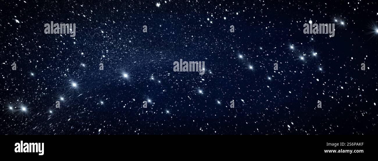 Cielo stellato blu scuro astratto. Scintillante costellazione di stelle nello spazio. Stelle brillanti nello spazio oscuro. Sfondo natalizio orizzontale. Foto Stock