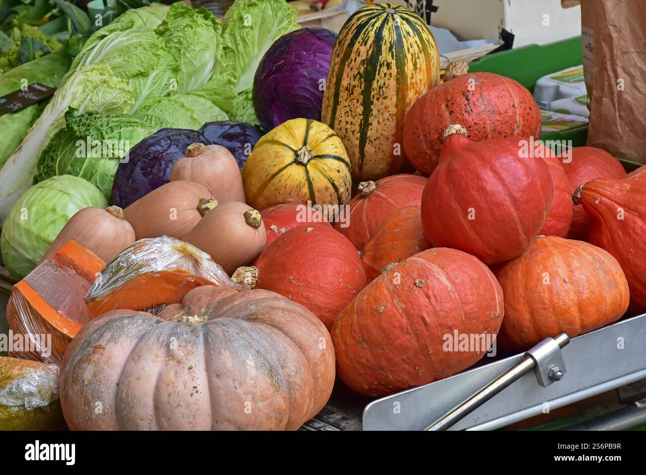 Zucche in offerta in un mercato settimanale Foto Stock