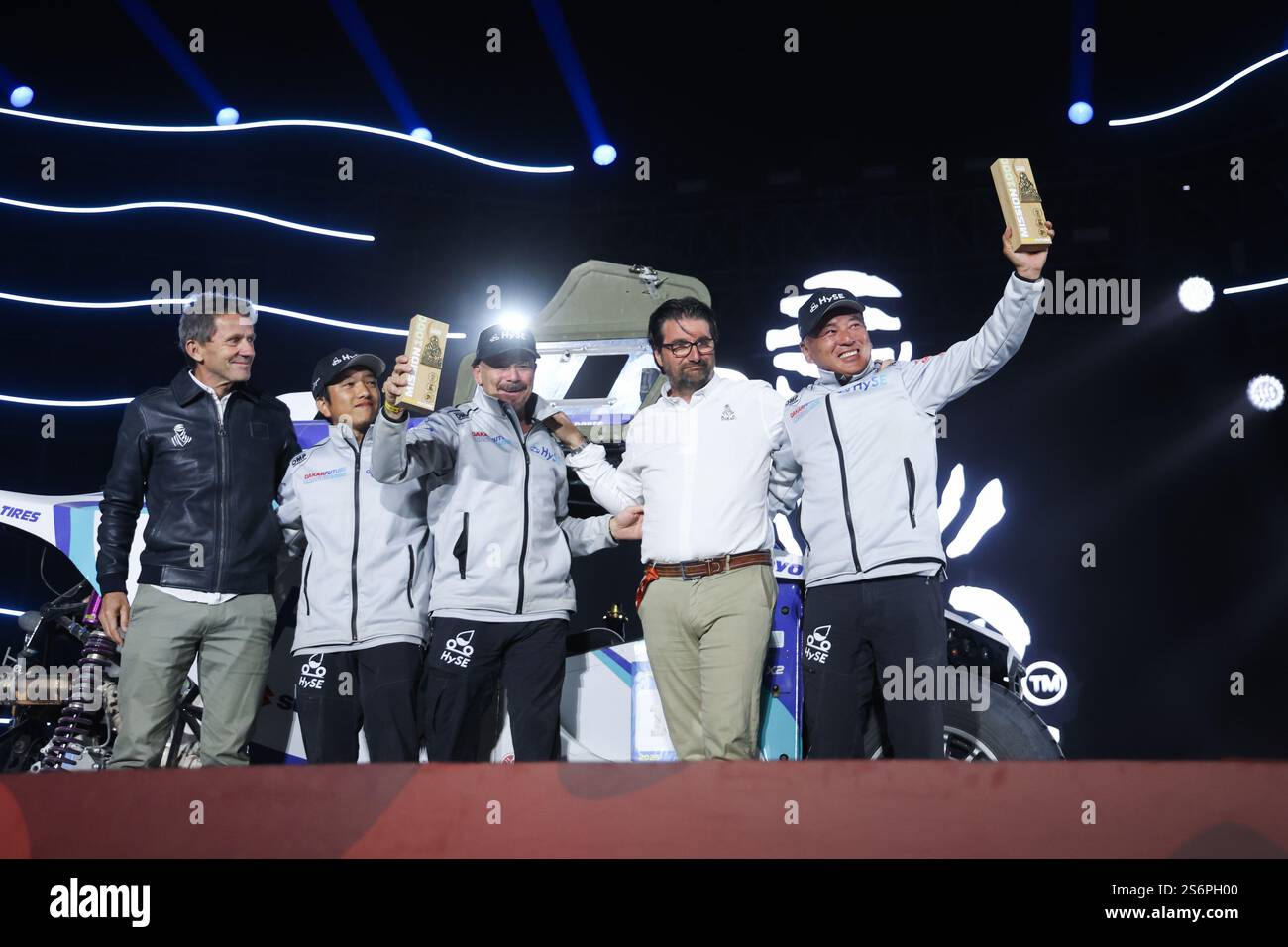 Subaytah, Arabie Saoudite. 17 gennaio 2025. 1030 IKEMACHI Yoshio (jpn), MARQUES Paulo (prt), Hyse-X1, Hyse, Dakar Future Mission 1000, CASTERA David, Direttore del Rally Dakar, ritratto durante la cerimonia e podio finale della Dakar 2025 il 17 gennaio 2025 a Subaytah, Arabia Saudita - foto Florent Gooden/DPPI credito: DPPI Media/Alamy Live News Foto Stock