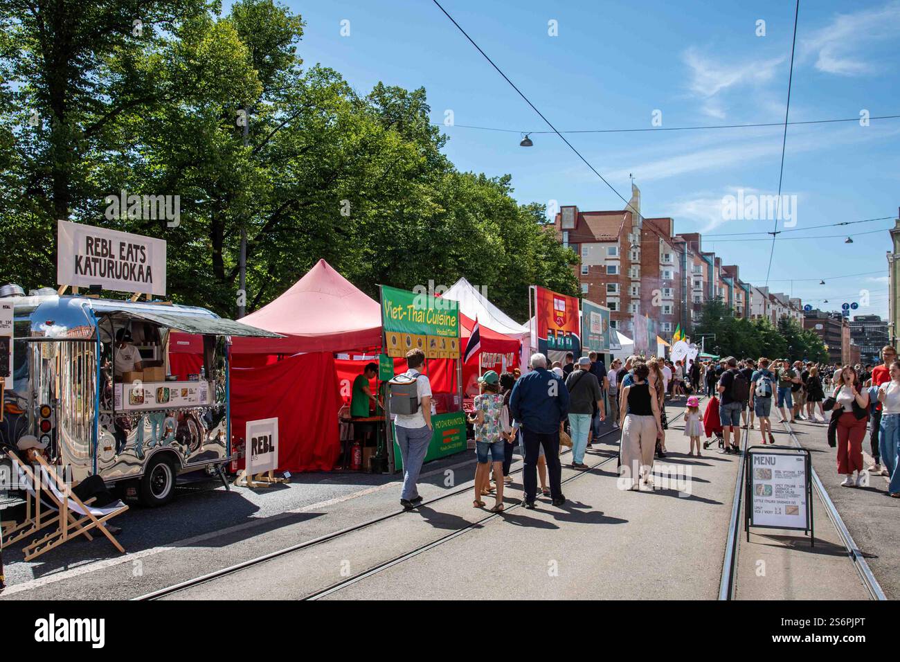 Persone e venditori di cibo di strada a Hämeentie durante il Kallio Block Party 2024 nel distretto di Kallio di Helsinki, Finlandia Foto Stock