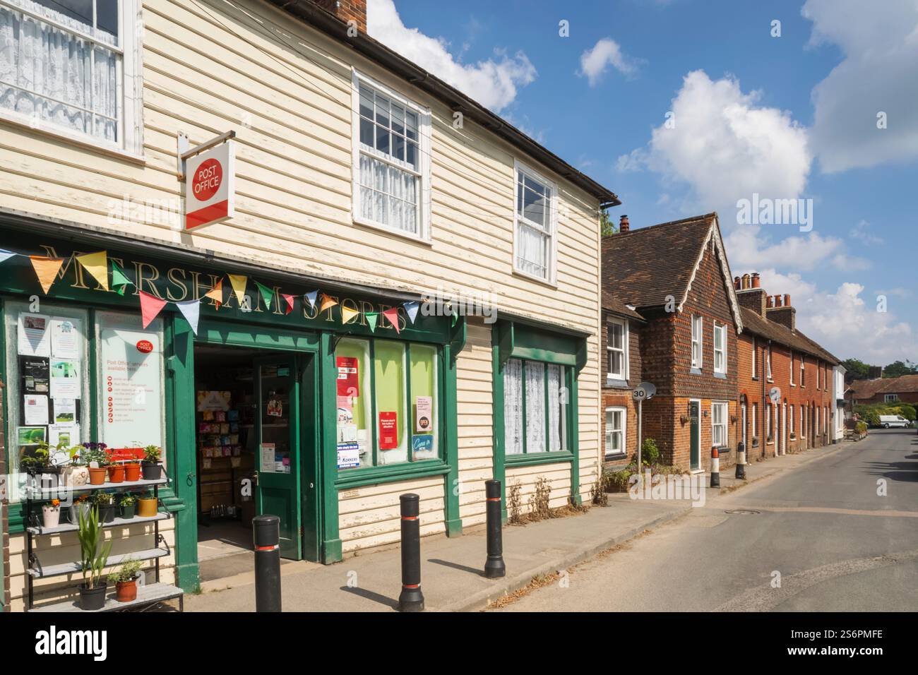 Inghilterra, Kent, Mersham Village, negozio locale e ufficio postale Foto Stock