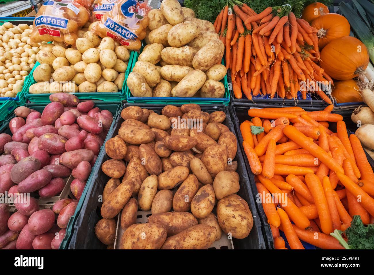Inghilterra, Kent, affare, mercato del sabato, esposizione colorata di verdure Foto Stock