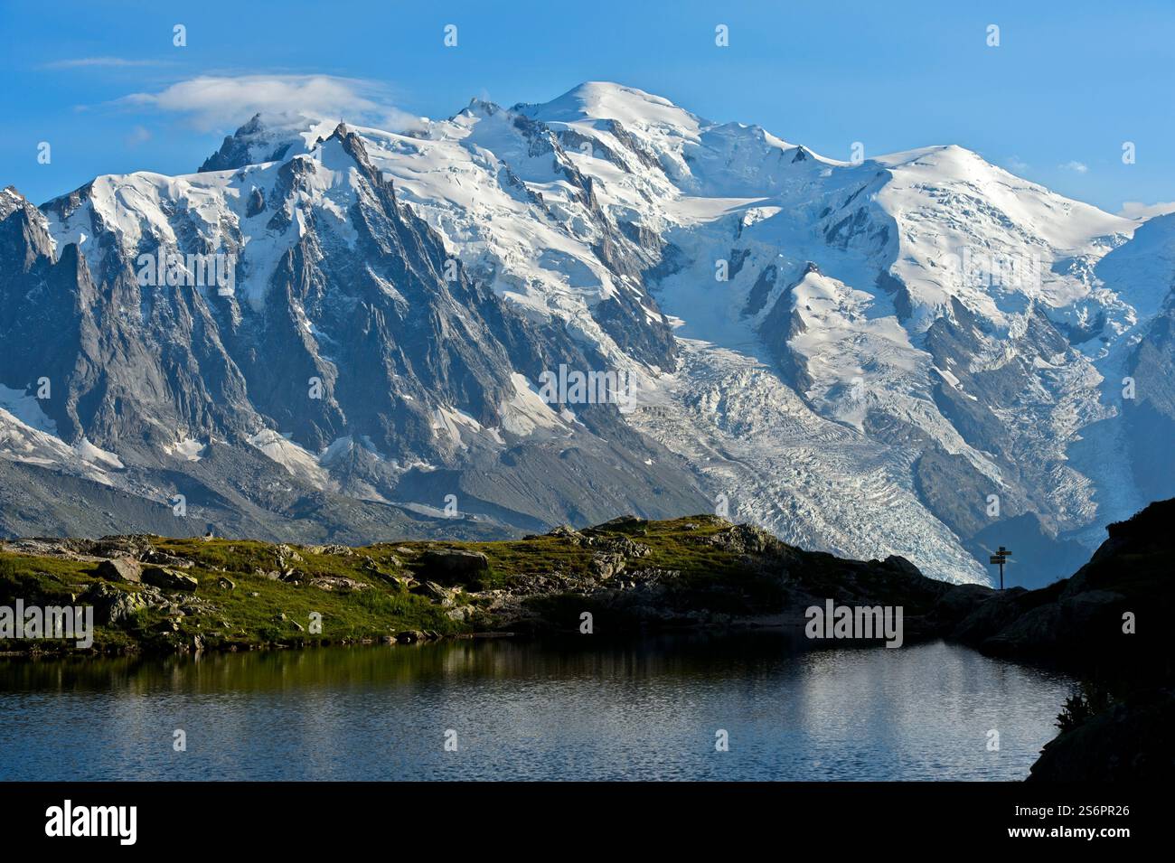 Sul lago di montagna Lac Blanc, vista del Monte bianco ricoperto di neve e ghiaccio, sulla destra la vetta Dome du Gouter, sulla sinistra l'Aiguille du Midi, Chamonix, alta Savoia, Francia Foto Stock