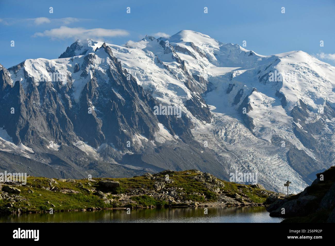 Sul lago di montagna Lac Blanc, vista del Monte bianco ricoperto di neve e ghiaccio, sulla destra la vetta Dome du Gouter, sulla sinistra l'Aiguille du Midi, Chamonix, alta Savoia, Francia Foto Stock