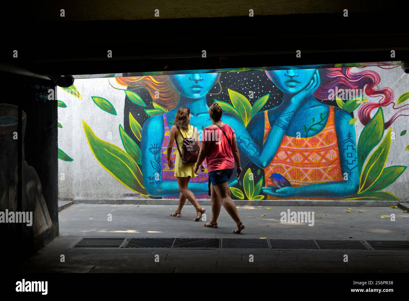 Donne blu, graffiti dell'artista di strada peruviano Bronik, Street art nel passaggio sotterraneo Baratashvili, Tbilisi, Georgia Foto Stock