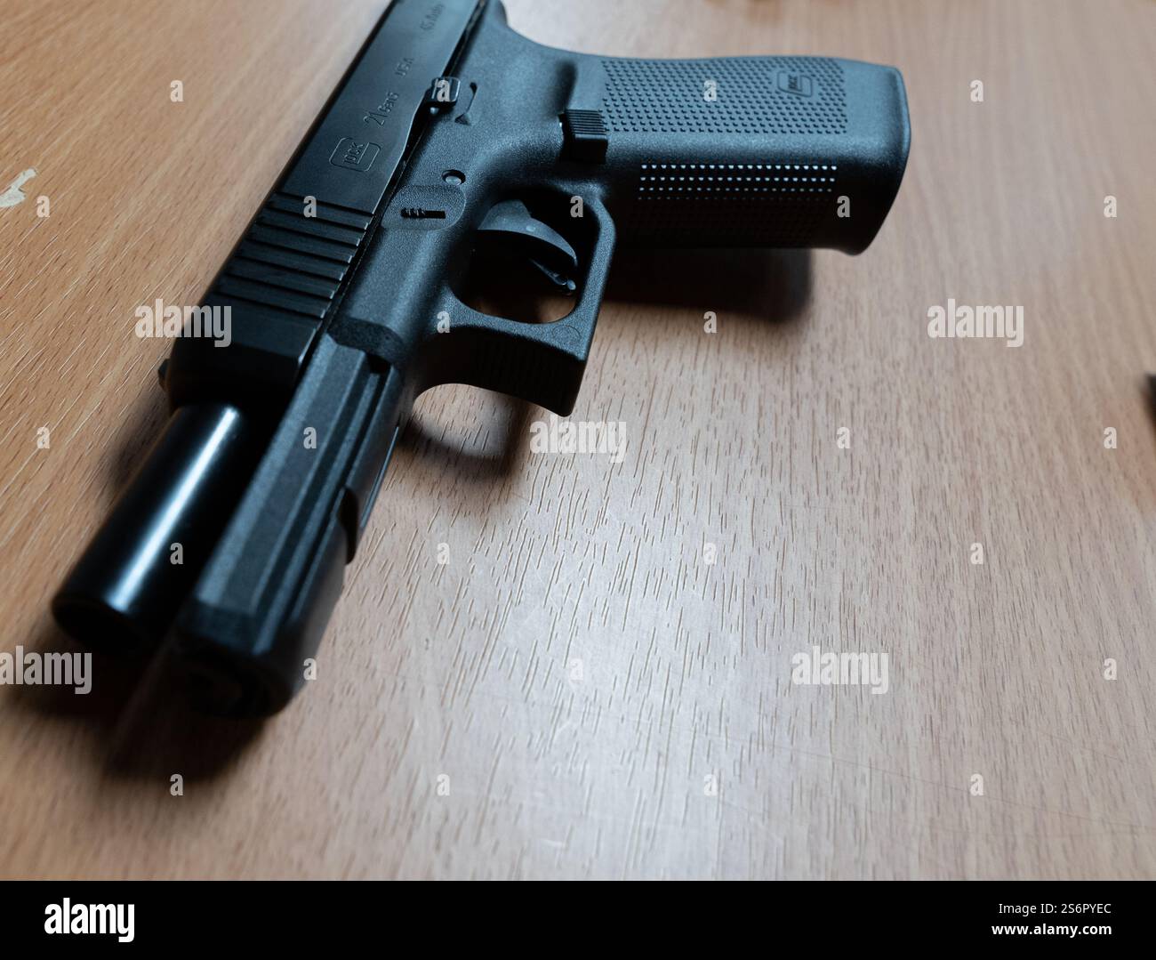 Un Glock 19 in mostra al Bristlecone Shooting, Training and Retail Center di Lakewood, Colorado, giovedì 16 gennaio 2025. La legislatura del Colorado Foto Stock