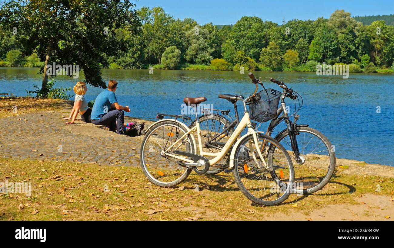 Coppia alla foce della Saar nella Mosella vicino a Costanza, Renania-Palatinato, Germania, Saar, Renania-Palatinato, Germania Foto Stock Coppia alla foce della Saar nella Mosella vicino a Costanza, Renania-Palatinato, Germania, Saar, Renania-Palatinato, Germania Foto Stock