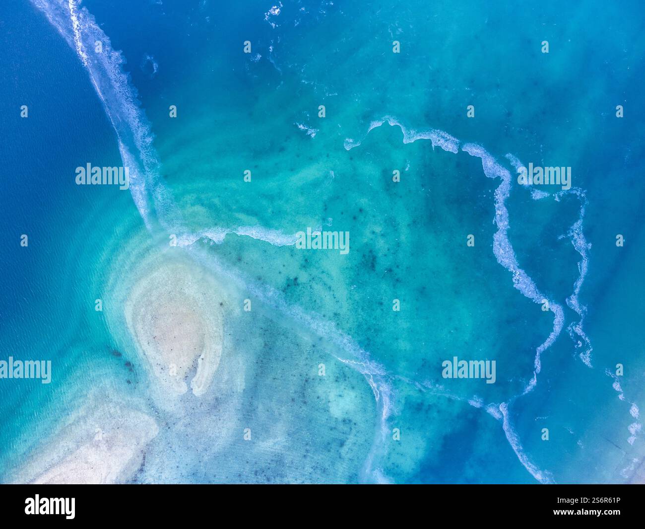 Bella consistenza nel ghiaccio sul lago ghiacciato di Fedaia, comune di Canazei, provincia di Trento, Trentino, Italia Foto Stock