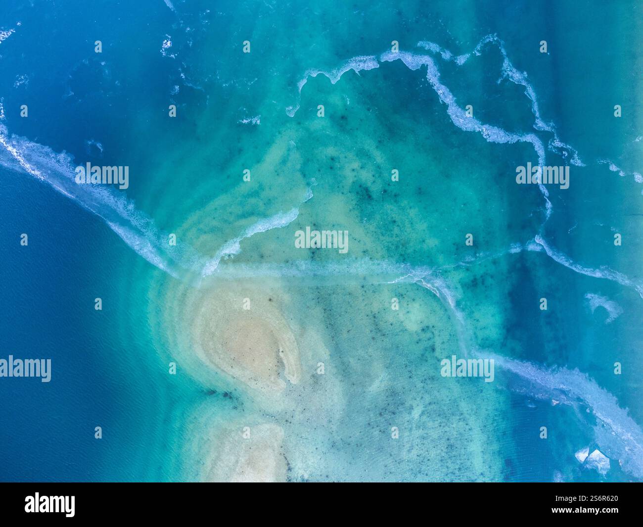 Bella consistenza nel ghiaccio sul lago ghiacciato di Fedaia, comune di Canazei, provincia di Trento, Trentino, Italia Foto Stock