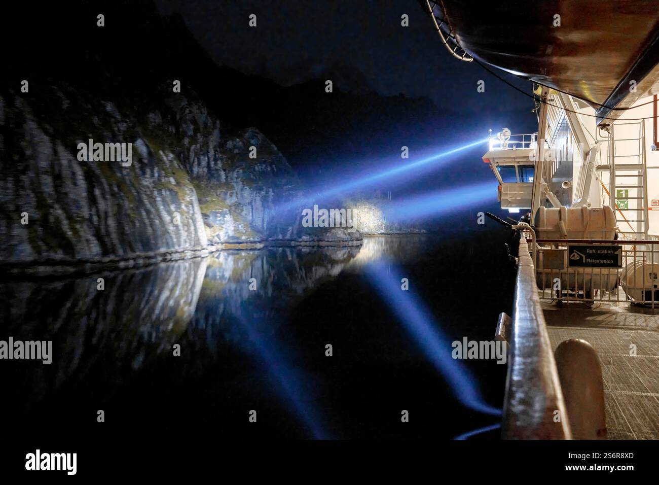 Crociera sulla costa della Norvegia, l'arcipelago delle Lofoten, stretto canale nel Trollfjord di notte, illuminazione con faretti a bordo Foto Stock