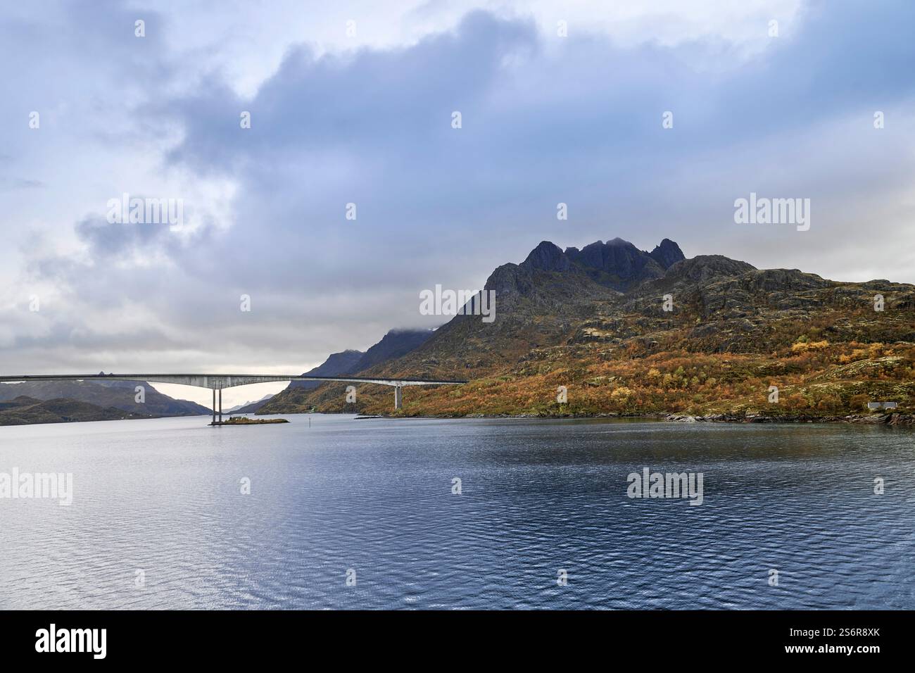 Naviga lungo la costa della Norvegia, l'arcipelago delle Lofoten, il ponte Raftsund con la strada PANORAMICA E10 NASJONAL TURISTVEG LOFOTEN Road Foto Stock