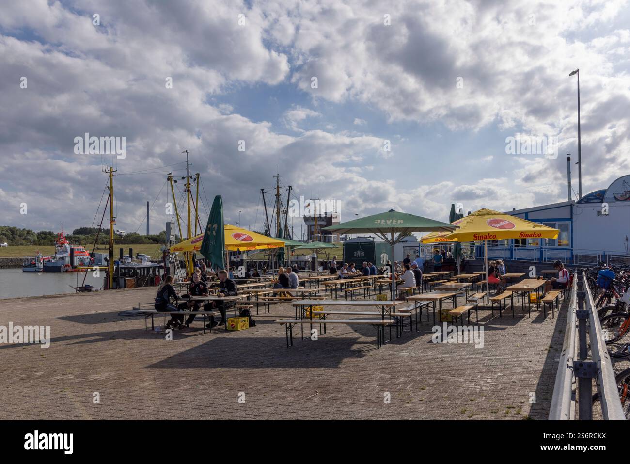 Snack bar a base di pesce "To'n Fischhus" presso il porto esterno di Hooksiel, parte del comune di Wangerland, distretto della Frisia, bassa Sassonia, Germania Foto Stock