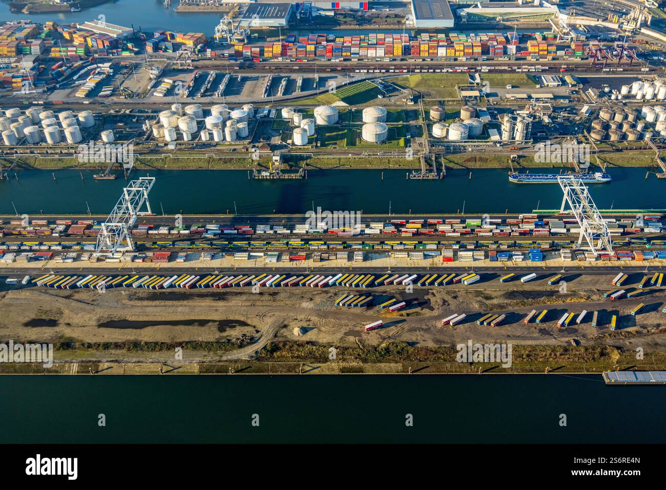 Luftbild, Hafen Duisburg duisport, Hafengebiet mit Ölinsel, Ruhrort, Duisburg, Ruhrgebiet, Nordrhein-Westfalen, Deutschland Foto Stock