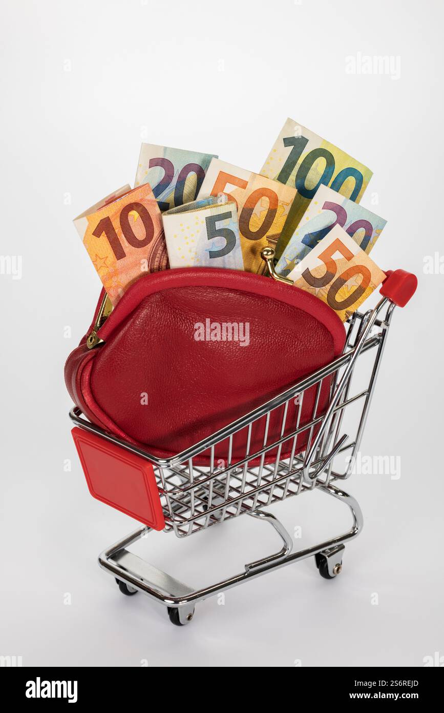 Carrello, borsetta rossa con banconote in euro, sfondo bianco, Foto Stock