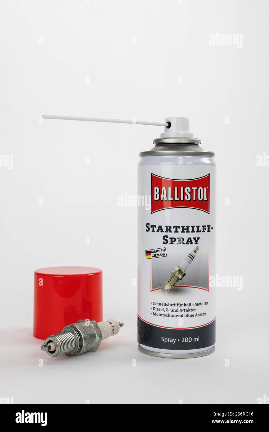 Spray per avviamento d'emergenza Ballistol, candela, sfondo bianco, Foto Stock