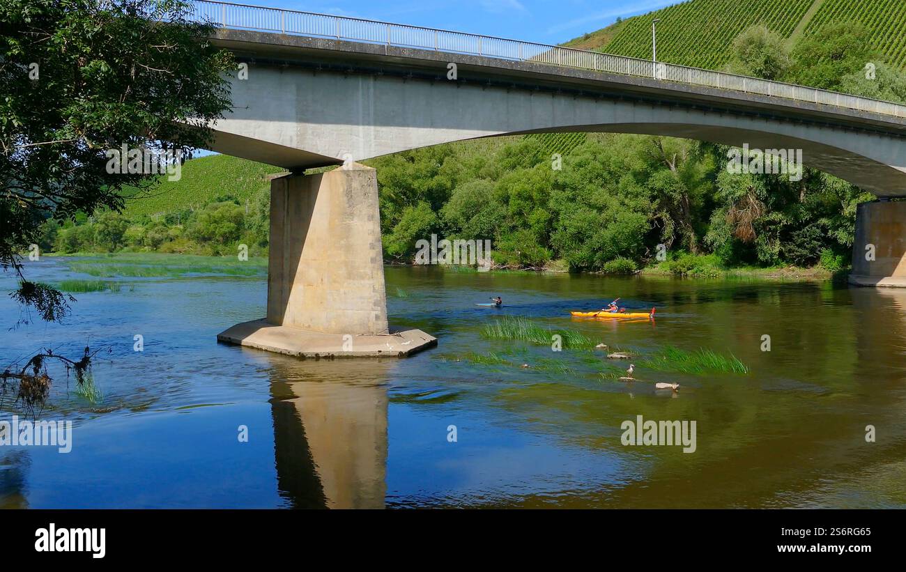 Canoisti sul lago Saar oxbow vicino a Kanzem, Saar, Saar Valley, Renania-Palatinato, Germania Foto Stock Canoisti sul lago Saar oxbow vicino a Kanzem, Saar, Saar Valley, Renania-Palatinato, Germania Foto Stock
