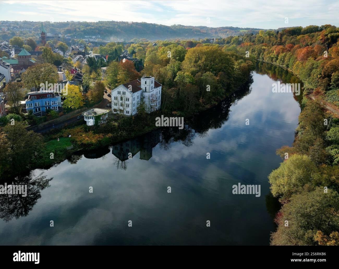 Vista sulla Ruhr e Essen- Werden in autunno, Werden, distretto di Essen (Ruhr), regione della Ruhr, Ruhr, valle della Ruhr, Renania settentrionale-Vestfalia, Germania Foto Stock