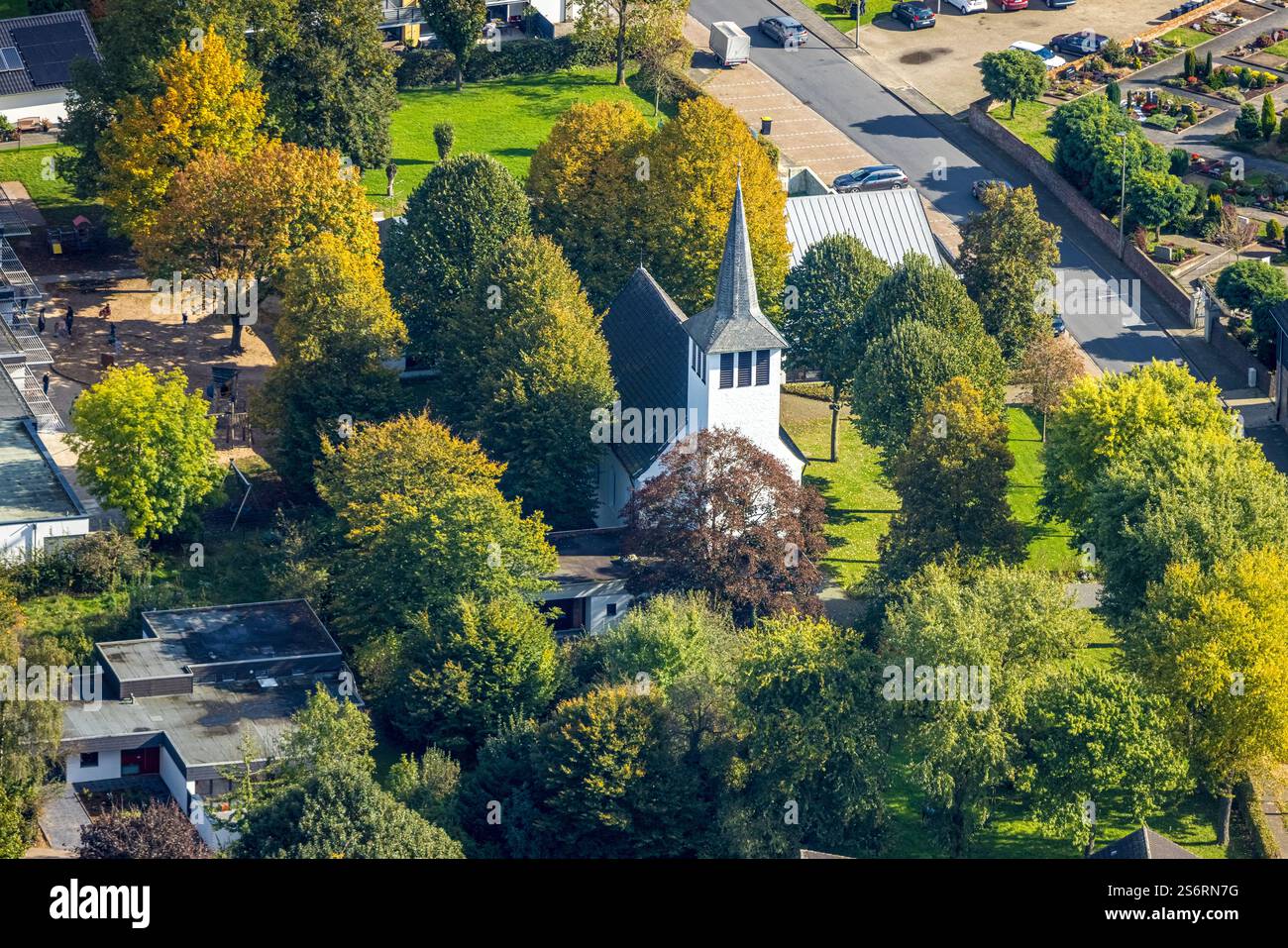 Luftbild, evangelische Kirche Spellen, herbstliche Bäume, Spellen, Voerde, Niederrhein, Nordrhein-Westfalen, Deutschland Foto Stock