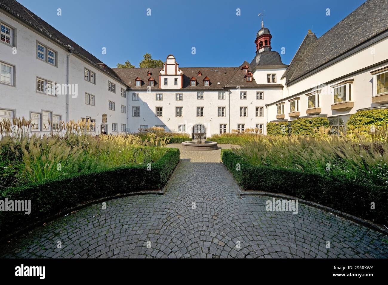Storico municipio nell'ex collegio gesuita, cortile interno con fontana, Germania, Renania-Palatinato, Coblenz Foto Stock