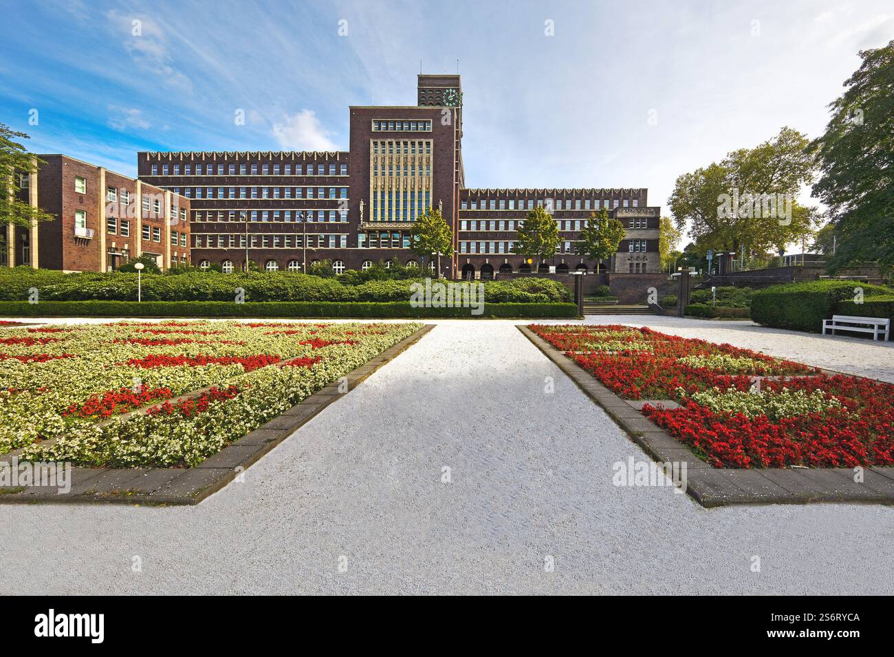 Aiuole nel Grillopark con municipio di Oberhausen, Germania, Renania settentrionale-Vestfalia, area della Ruhr, Oberhausen Foto Stock