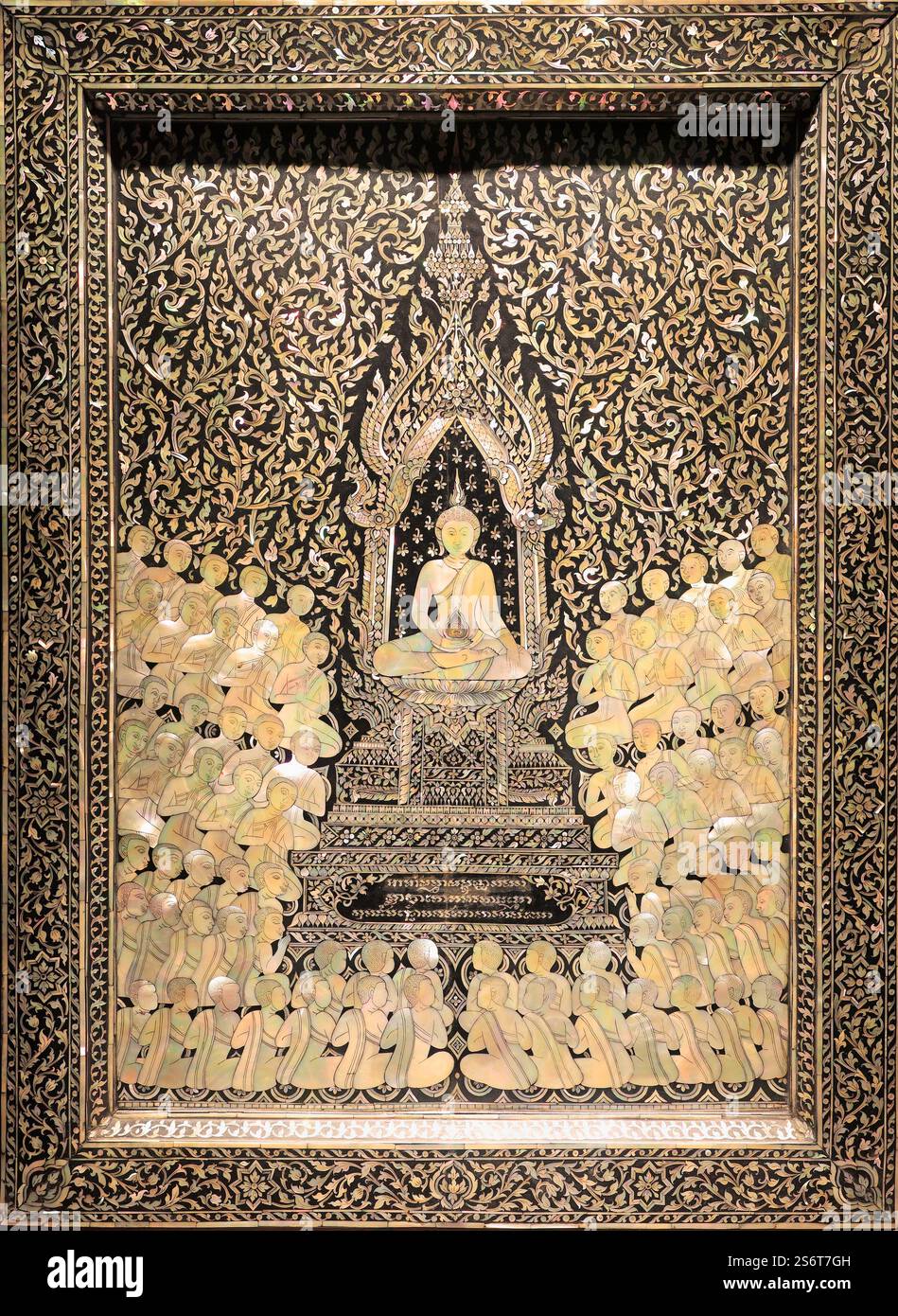 Schermo in legno intarsiato in madreperla, raffigurante le Triple Gems, arte Rattanakosin, periodo re Rama IV Foto Stock