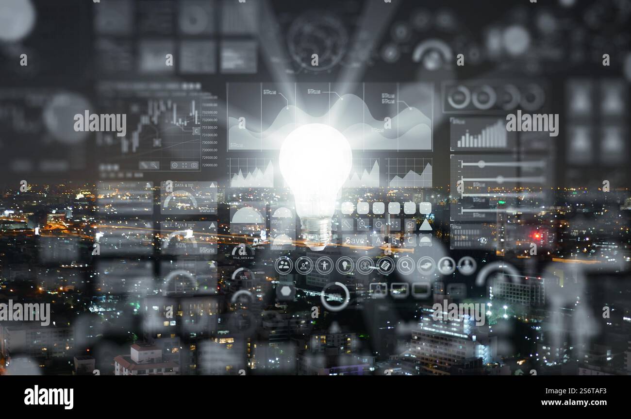 Lampadina illuminata o luminosa, luce bianca, su sfondo scuro con analisi delle informazioni sui dati, che rappresentano nuove idee, intuizioni, innovazione, creazione Foto Stock