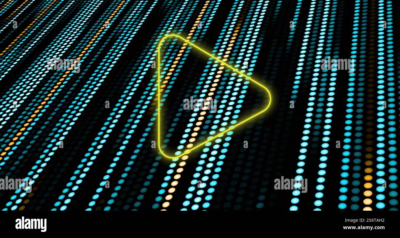 Immagine dell'icona di riproduzione al neon su tracciati luminosi su sfondo nero Foto Stock