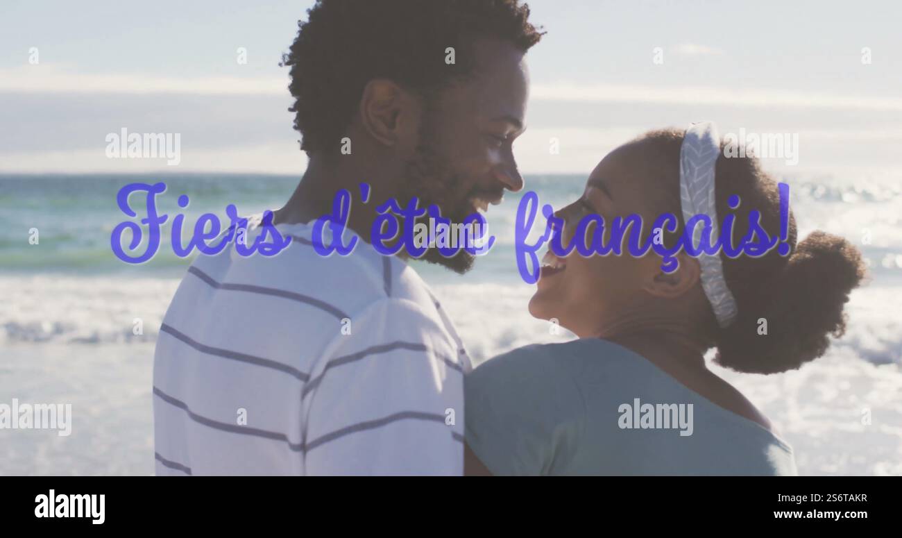 Coppia sorridente sulla spiaggia, orgogliosa di essere un testo francese in immagine blu Foto Stock