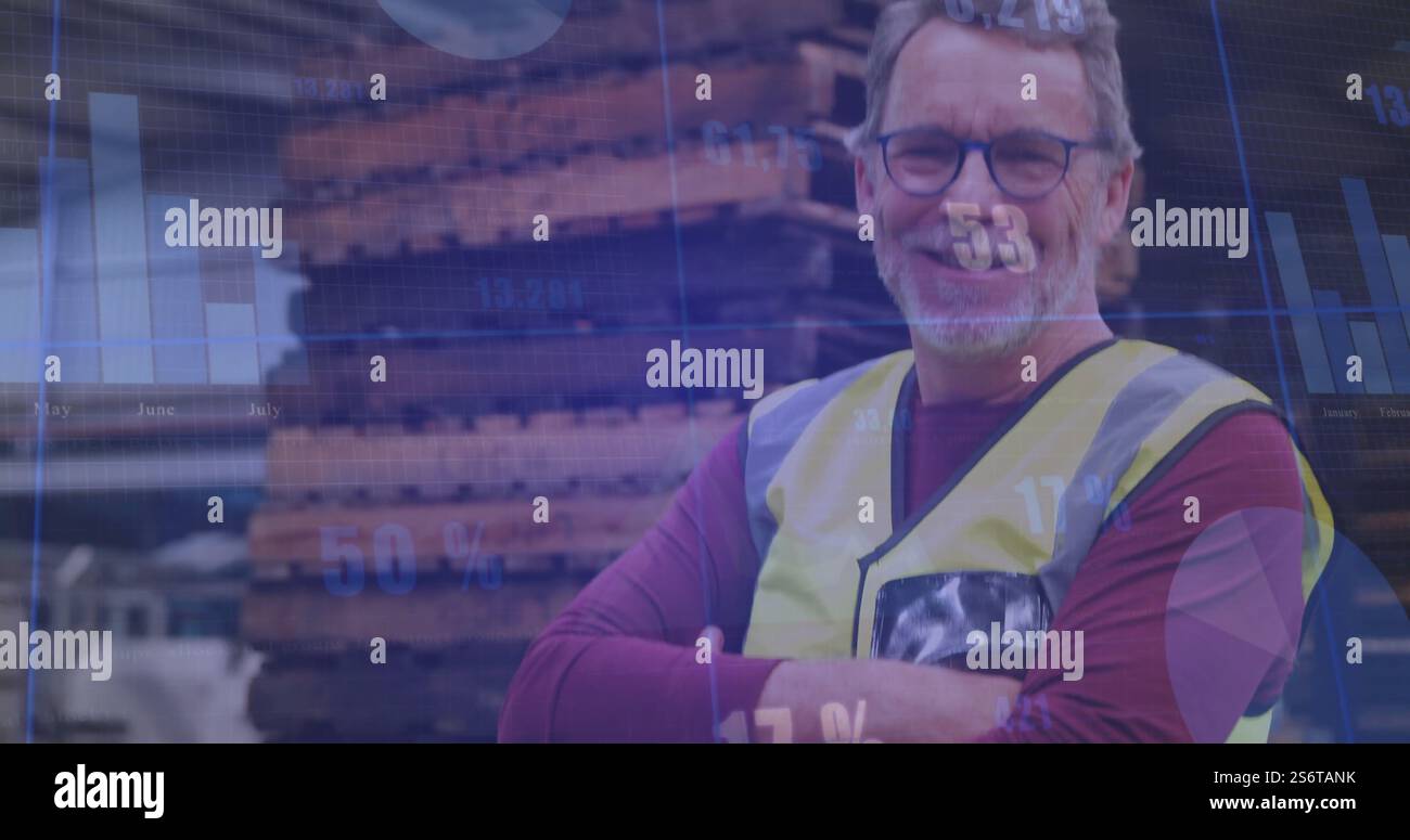 Immagine di elaborazione dei dati finanziari sul lavoratore di magazzino in giubbotto di sicurezza Foto Stock