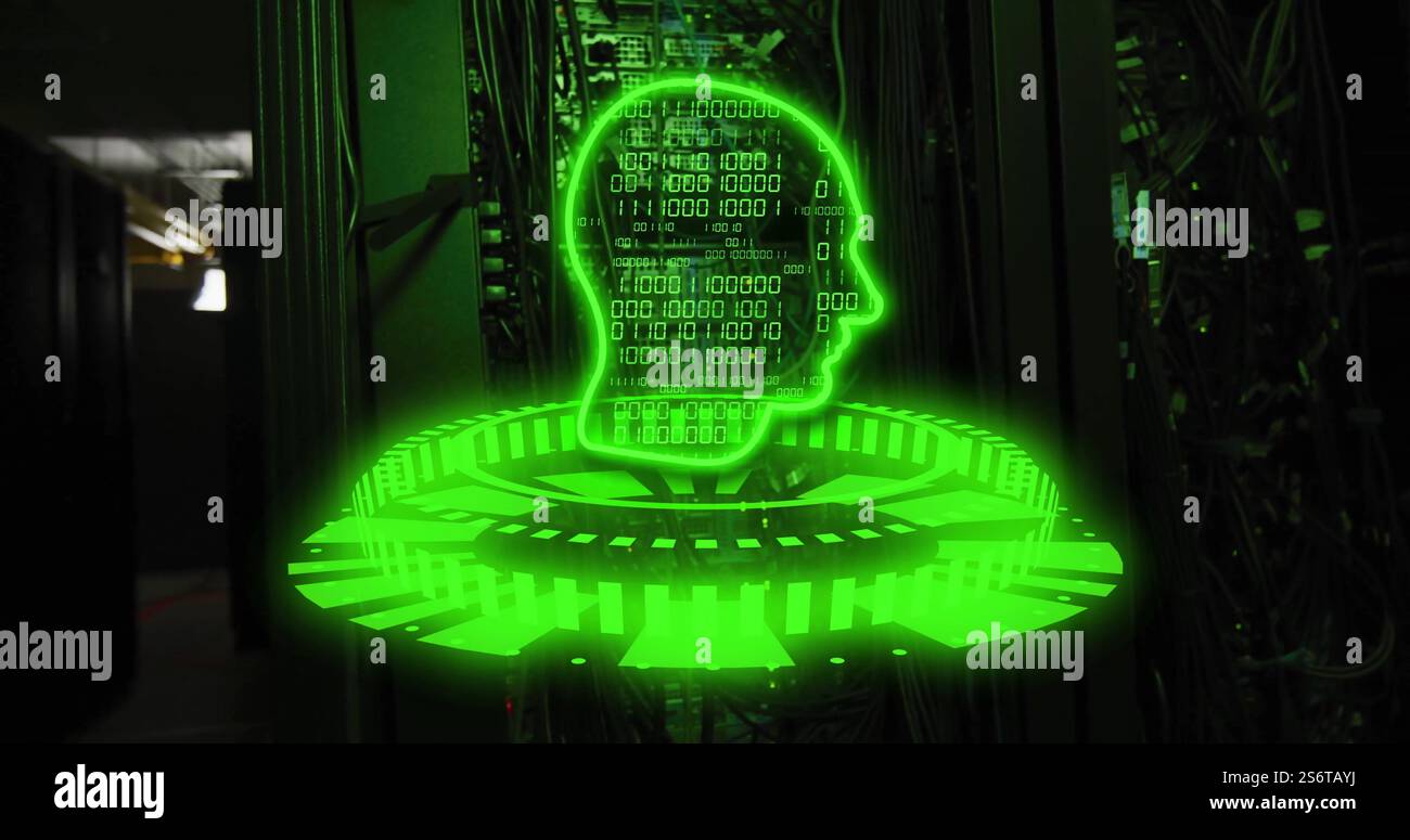 Codice binario e immagine ologramma della testa umana sullo sfondo della sala server Foto Stock