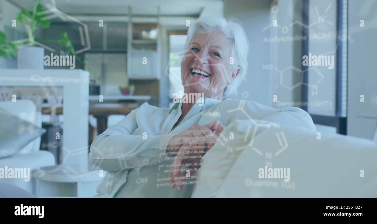 L'immagine di formule chimiche e strutture molecolari su una donna anziana che si rilassa sul divano Foto Stock