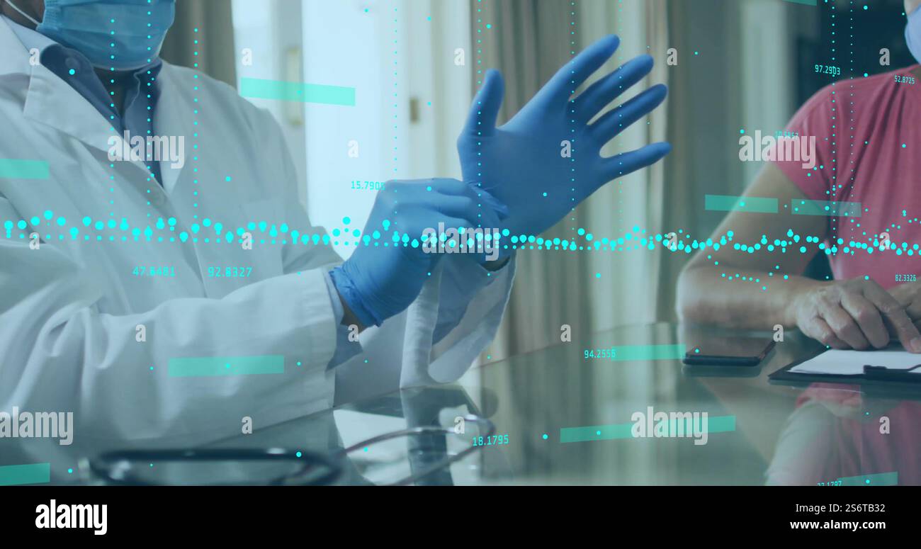 Medico che indossa i guanti, immagine di analisi dei dati medici sulla consultazione del paziente Foto Stock