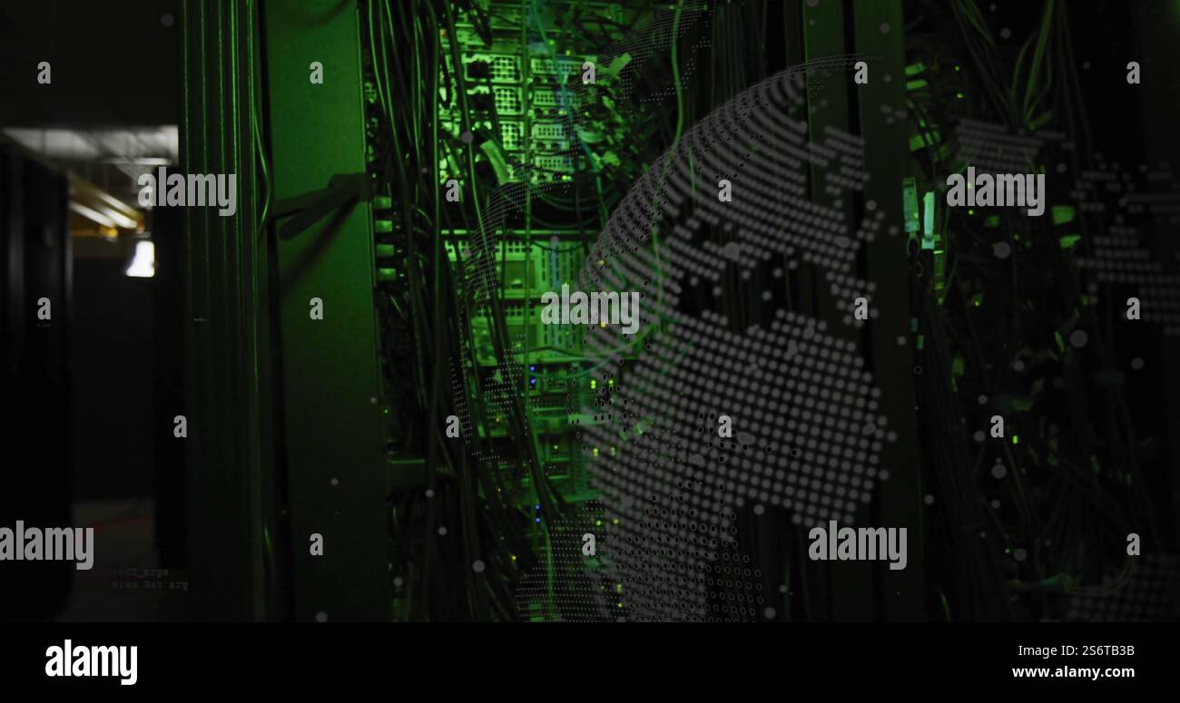 Immagine di codice binario su rack server con illuminazione verde nel data center Foto Stock