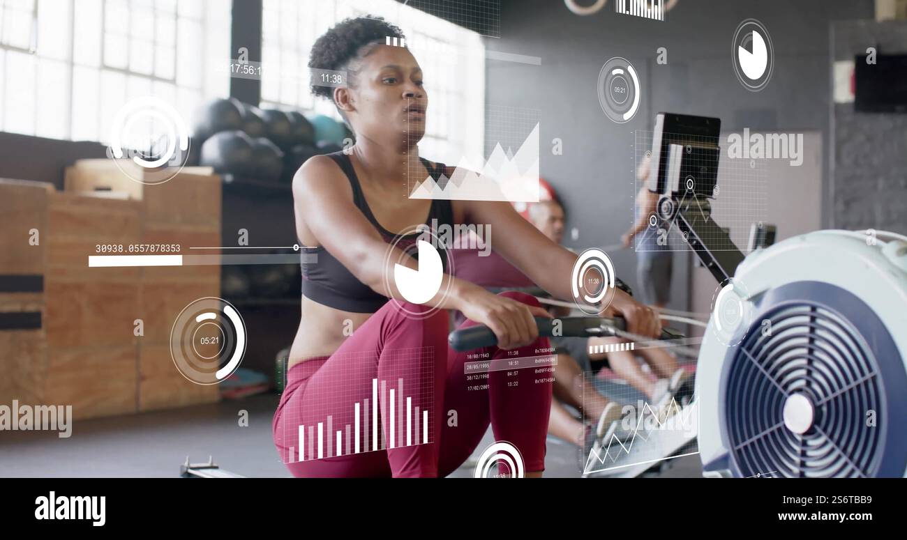 Immagine dell'elaborazione dei dati e dei diagrammi su diverse persone sportive che utilizzano macchine per remare in palestra Foto Stock