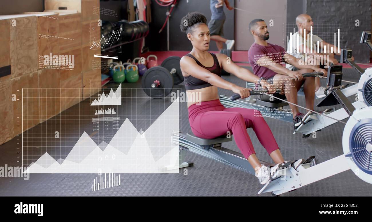 Immagine dell'elaborazione dei dati e dei diagrammi su diverse persone sportive che utilizzano macchine per remare in palestra Foto Stock