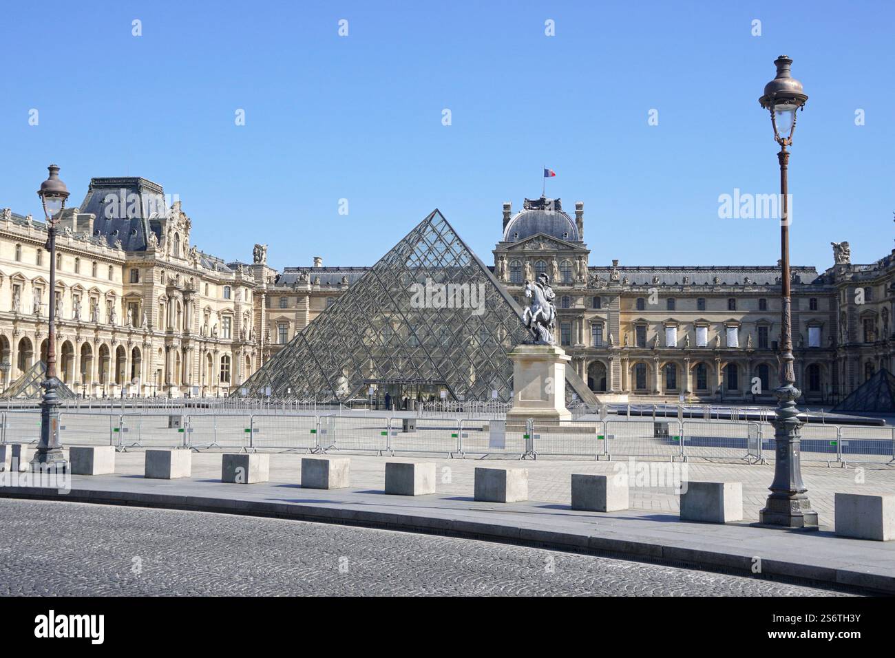 Francia, Parigi (1° arr.) 03/25/20. Il Louvre, Place du Carrousel completamente vuoto dopo il confinamento della popolazione per combattere contro il CO Foto Stock