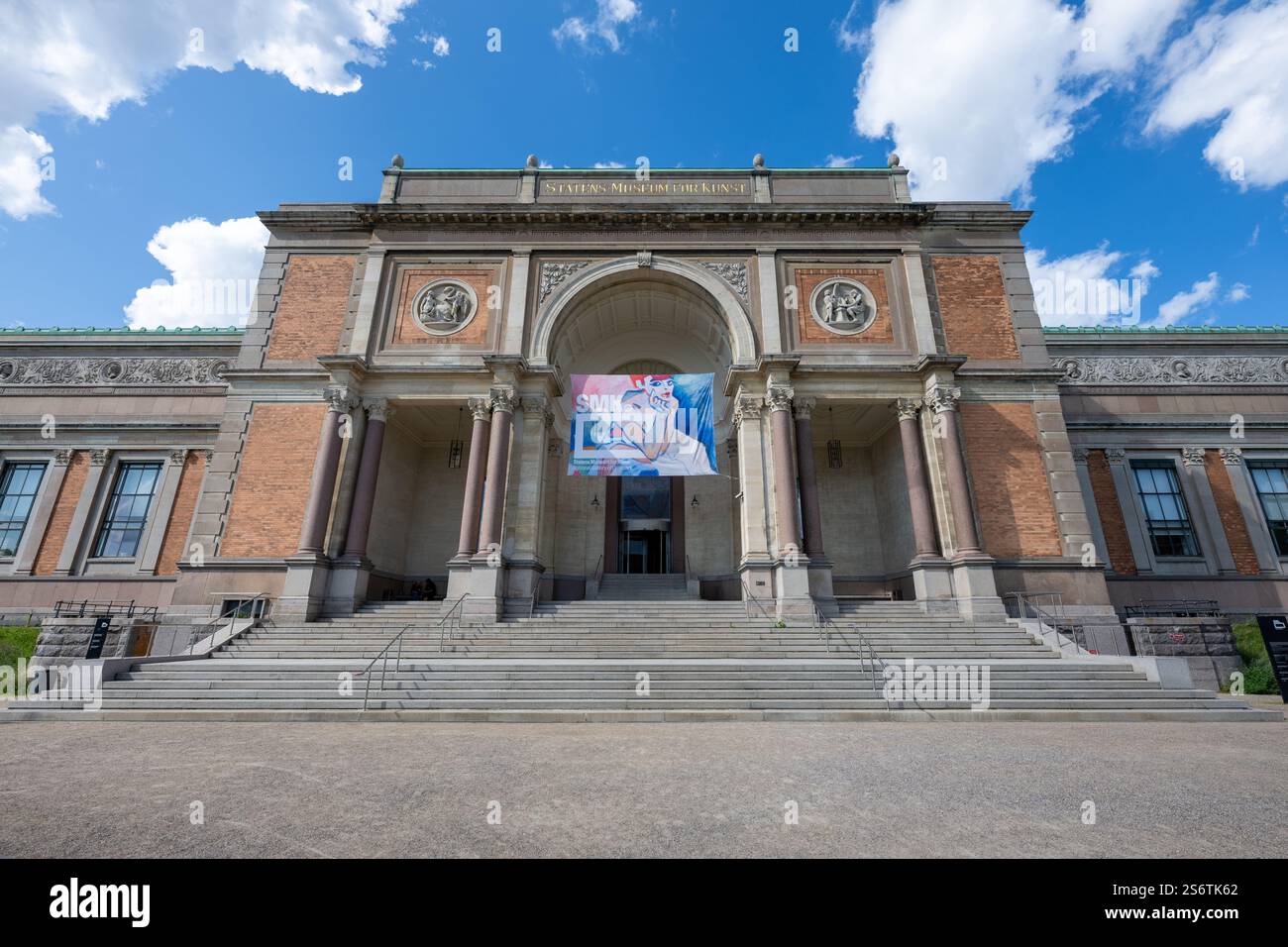 Copenaghen, Danimarca - 27 luglio 2024: Facciata della Galleria Nazionale di Danimarca (Statens Museum for Kunst), museo di belle arti Foto Stock