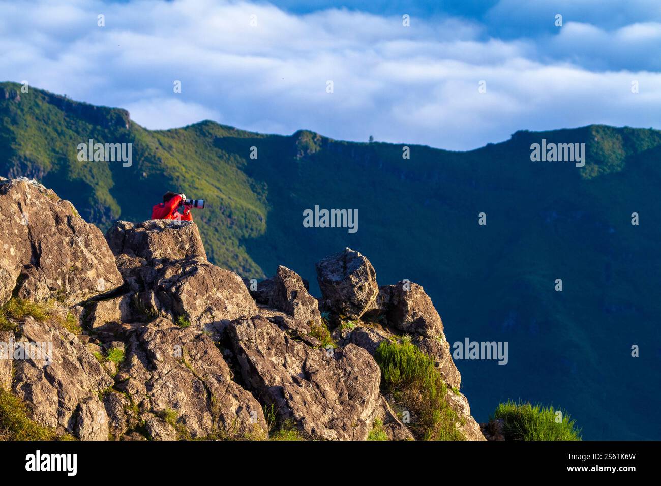 Portogallo, isola di Madeira. Pico do Arieiro. Fotografo, zoomando dietro le rocce. Foto Stock