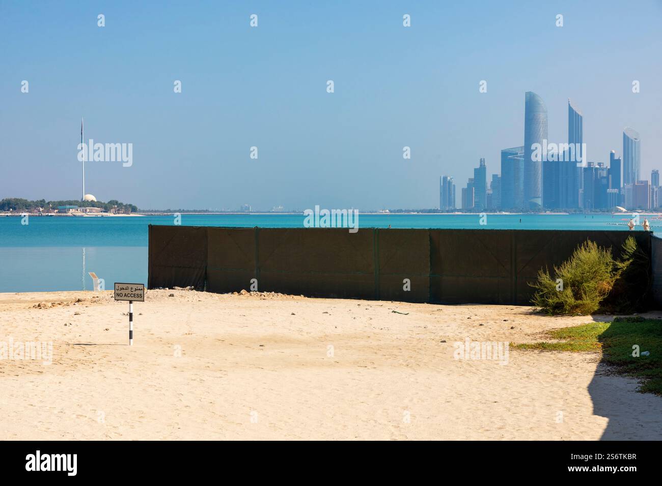 Emirati Arabi Uniti, Abu Dhabi. Grattacieli che formano lo skyline della Corniche. Pareti divisorie sulla spiaggia per la privacy Foto Stock