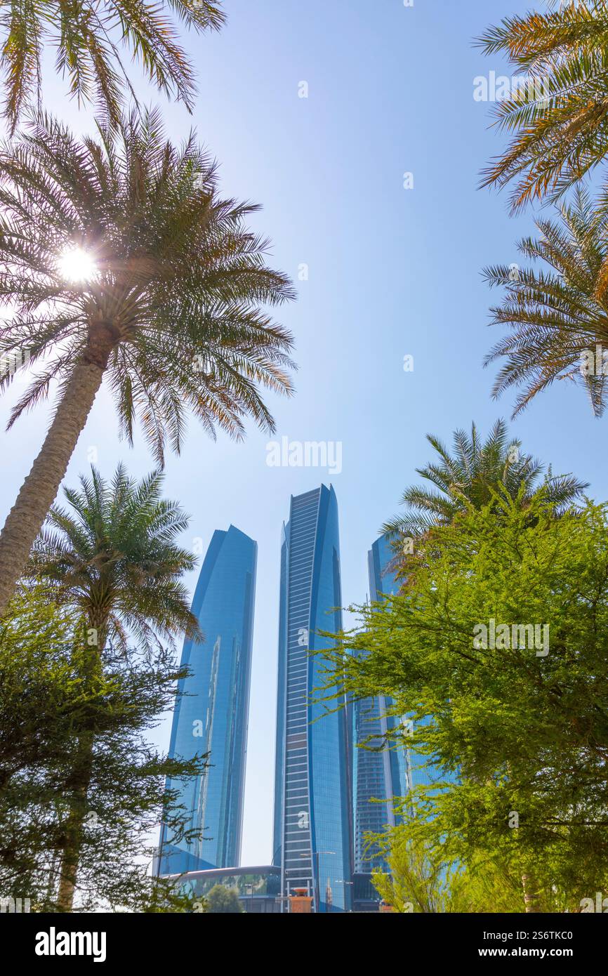 Emirati Arabi Uniti, Abu Dhabi. I grattacieli che compongono lo skyline della Corniche. Al Khubeirah, le Etihad Towers Foto Stock