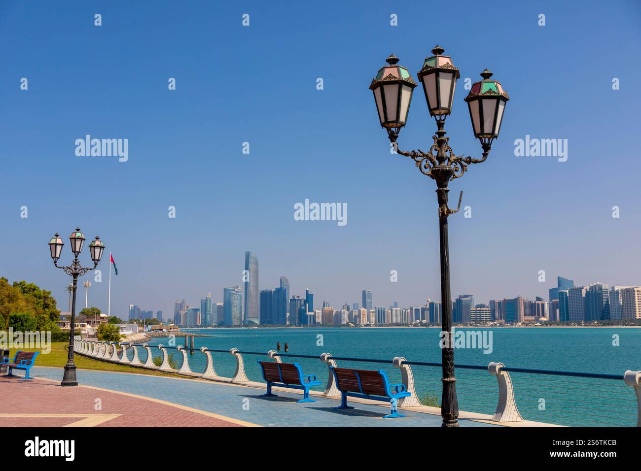 Emirati Arabi Uniti, Abu Dhabi. I grattacieli che compongono lo skyline della Corniche, visti da al Marina Foto Stock