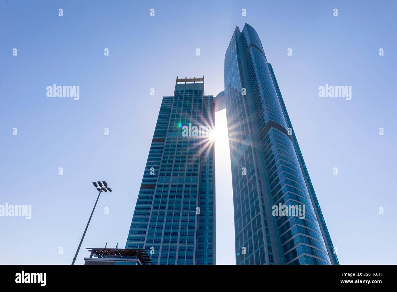 Emirati Arabi Uniti, Abu Dhabi. I grattacieli che compongono lo skyline della Corniche. Al Khubeirah, le Etihad Towers. Le due torri del St. Foto Stock