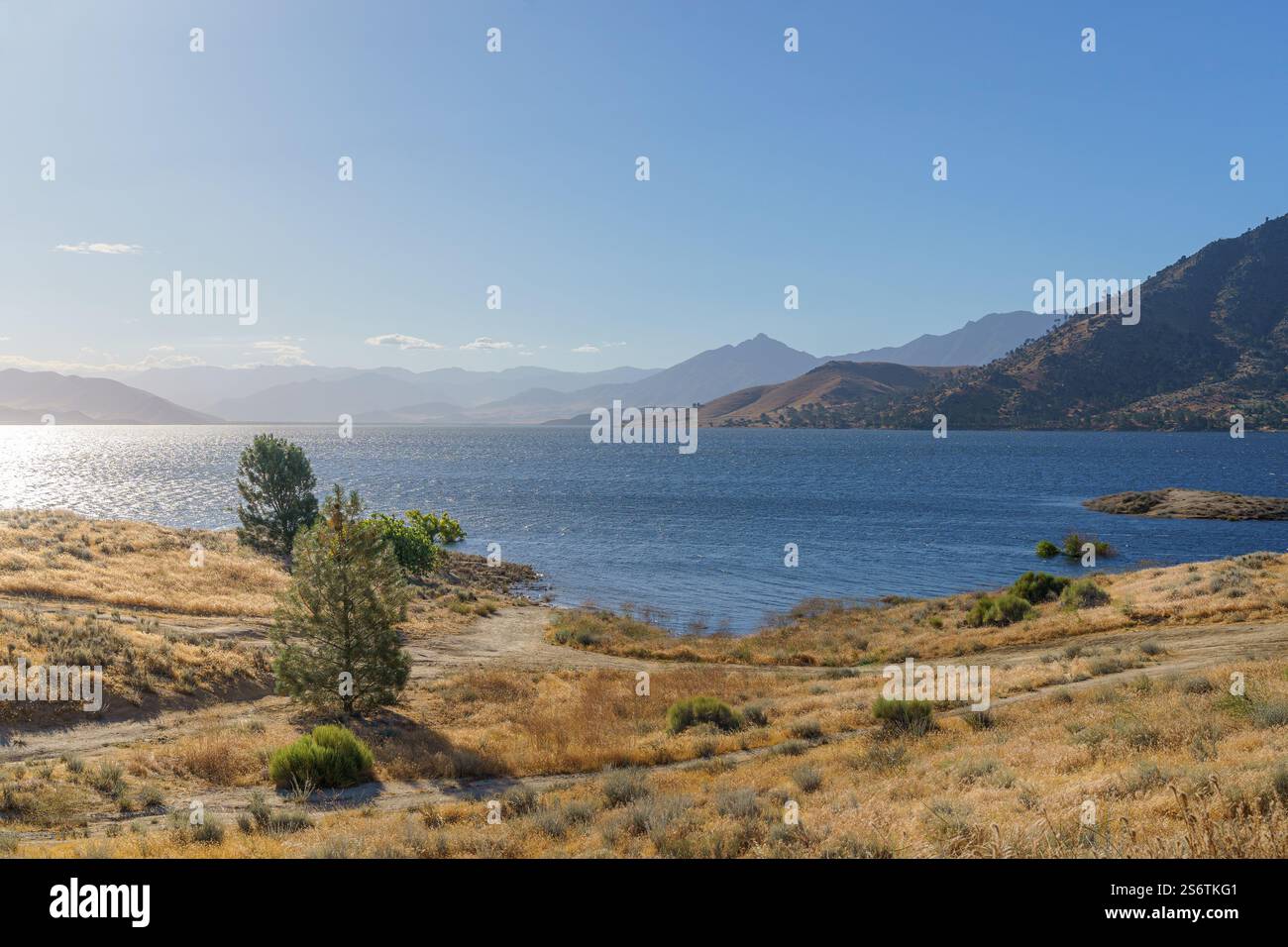 Bacino idrico del lago Isabella con la luce del sole mattutino sull'acqua nella Sequoia National Forest, California, contea di Kern Foto Stock