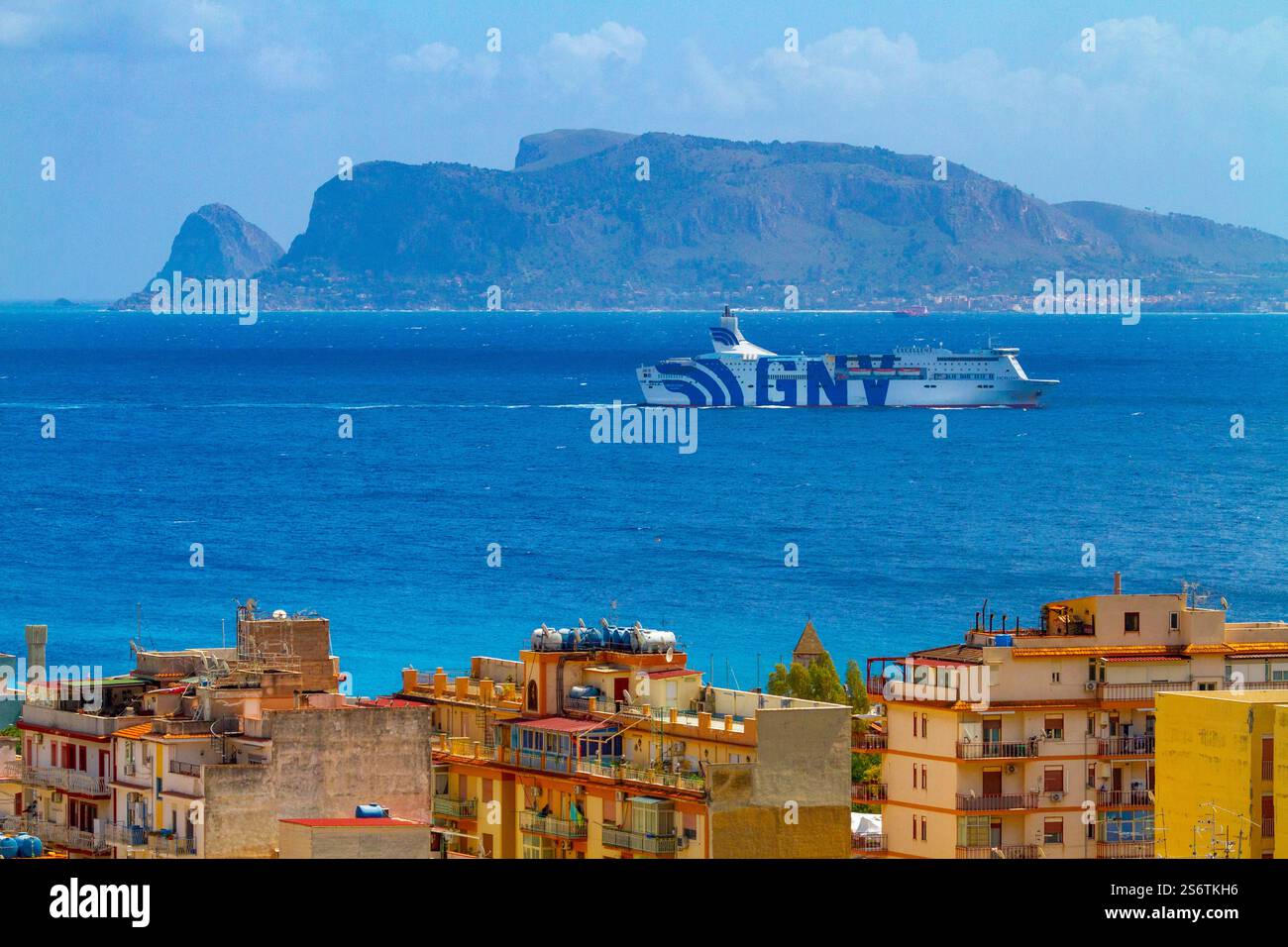Italia, Sicilia, Palermo. Arenella, nave l'eccellente della compagnia di navigazione grandi navi veloci . GNV. Arriva a Palermo Foto Stock