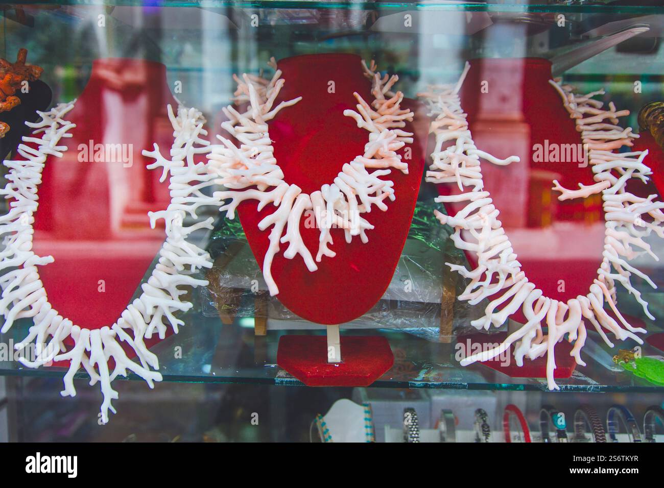 Italia, Sicilia, Palermo, collana di corallo rosso in una vetrina del centro città Foto Stock